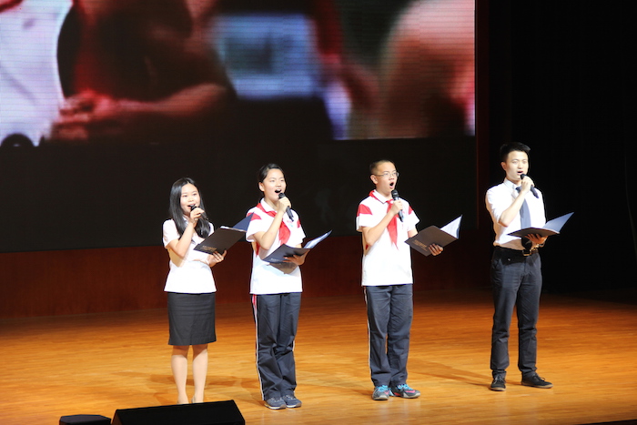 5王婷、李继志老师和龙何紫欣、潘卓然同学深情朗诵.JPG