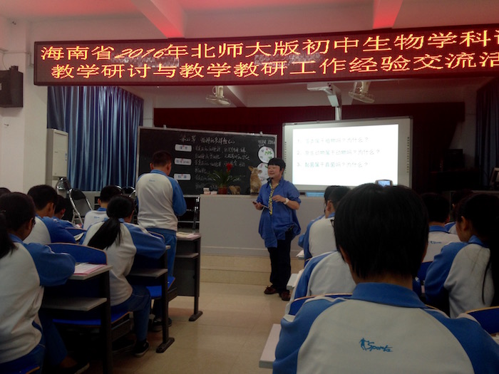 4与学生交流互动.jpg