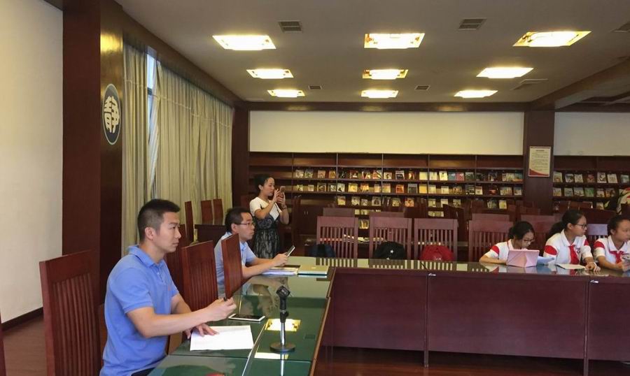 调整大小 1年级组长何明老师主持班委总结会.jpg