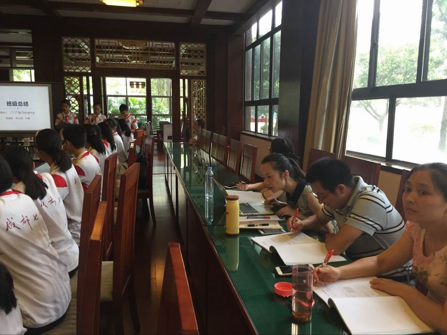调整大小 2班主任老师们认真倾听.jpg