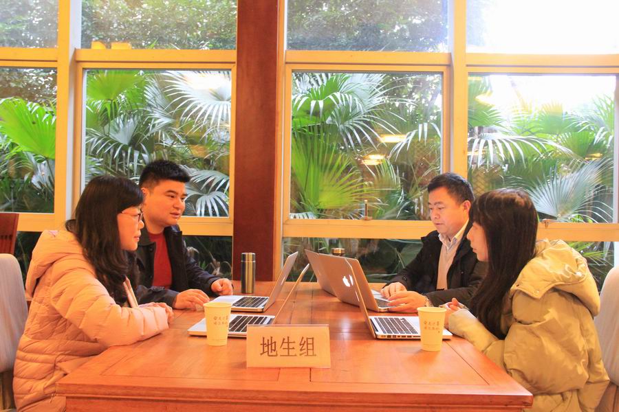 调整大小 5、地理、生物教研组讨论.JPG