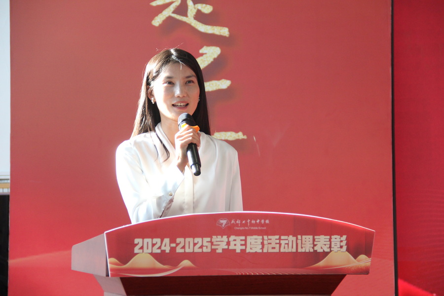 图10 锦城主持人近景_调整大小.jpg