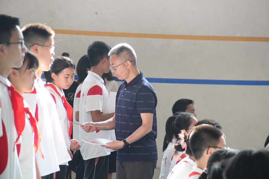 图42-2 社团课优秀学生颁奖图(廖维)_调整大小.jpg