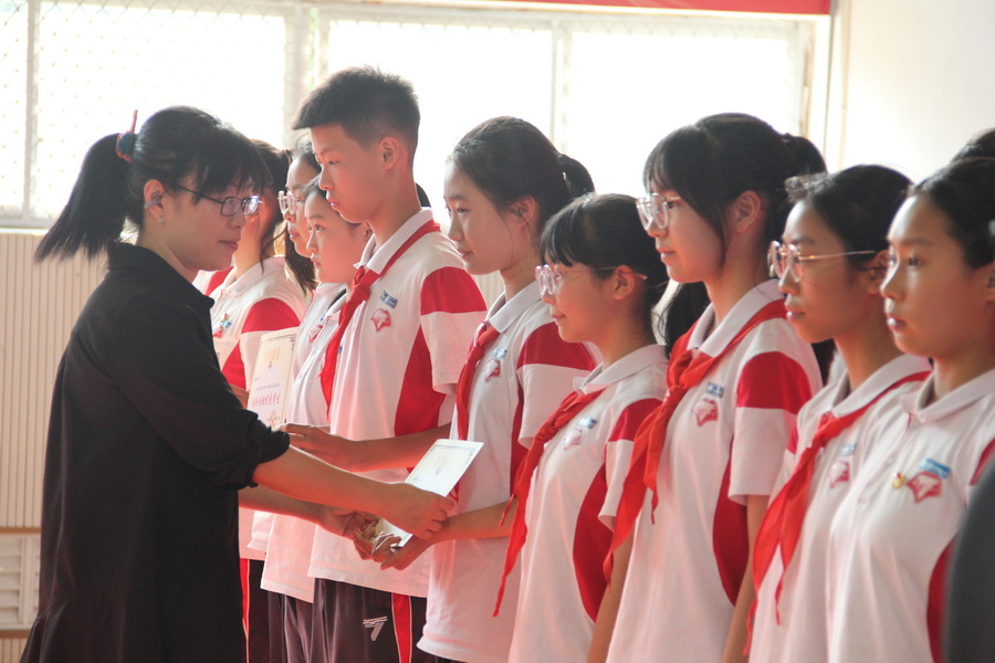 图43-1 课外活动优秀学生领导颁奖图(郭萍)_调整大小.jpg