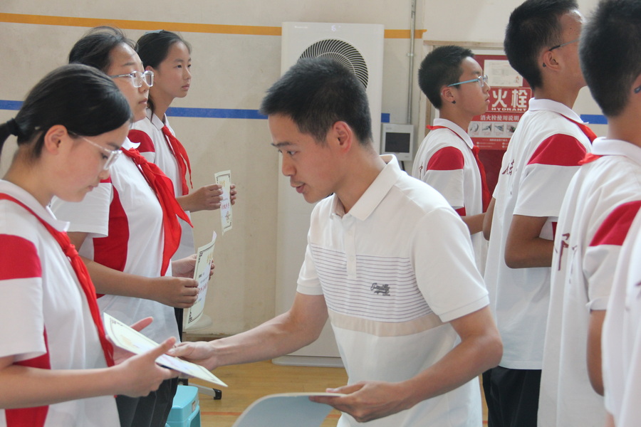 图40-3 课外活动积极分子领导颁奖图(朱思多)_调整大小.jpg