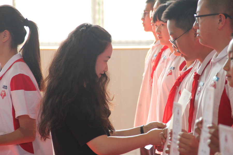 图47-2 行走的课堂 优秀学生领导颁奖图(吴学颖)_调整大小.jpg