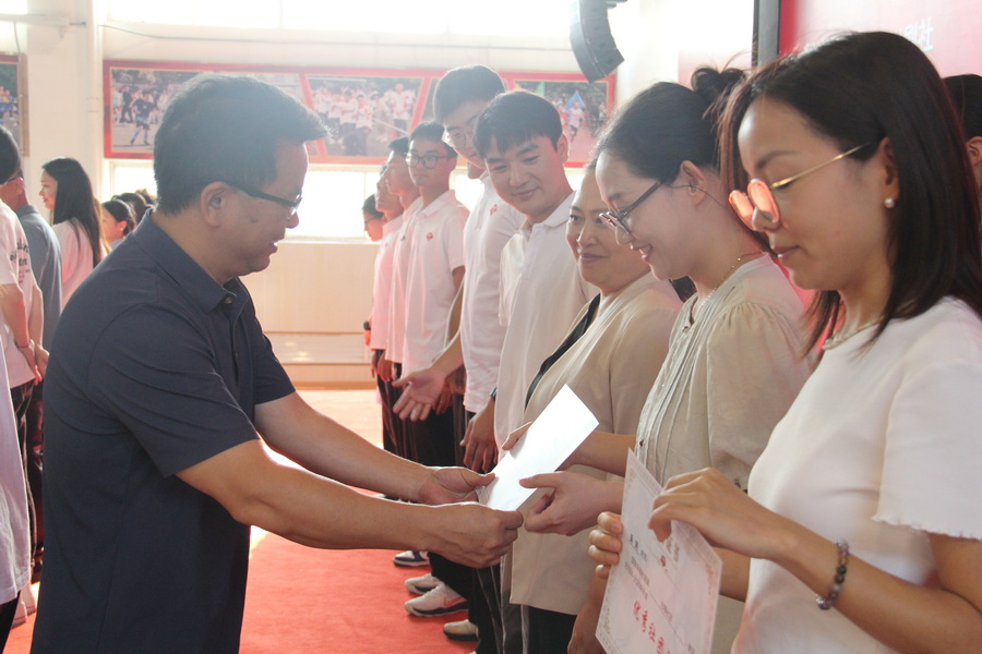 图51-1 社团课优秀教师领导颁奖图(邱兴华)_调整大小.jpg