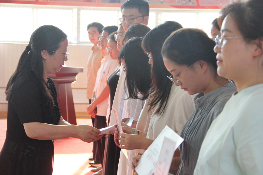 图53 行走课堂优秀教师领导颁奖图(孙余)_调整大小.jpg